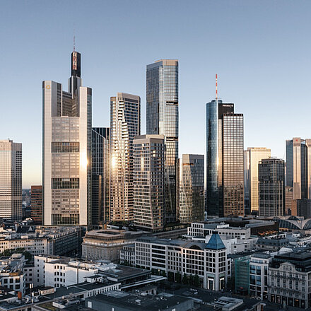 Frankfurter Skyline in der Abendsonne aus Nordosten fotografiert
