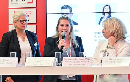 Zu sehen ist der Gemeinschaftsstand auf der EXPO REAL 2022 mit Menschen davor.