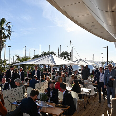 Außenbereich des Messestandes der Metropolregion Frankfurt RheinMain auf der MIPIM 2023