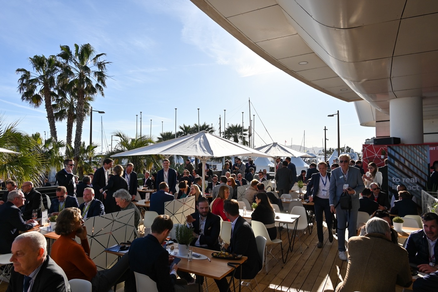 Außenbereich des Messestandes der Metropolregion Frankfurt RheinMain auf der MIPIM 2023