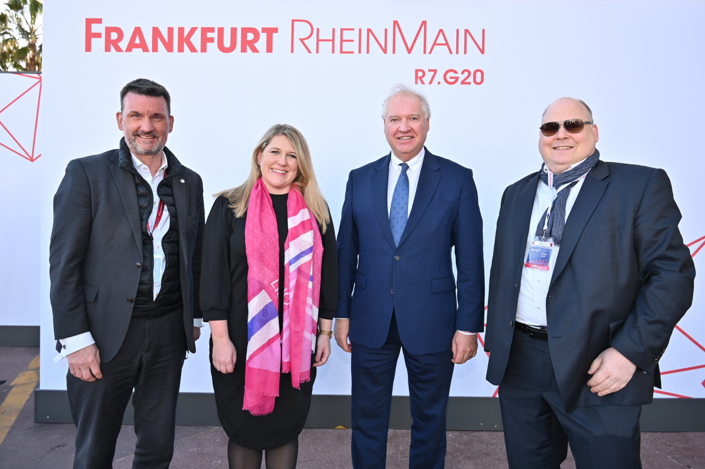 Frankfurt Rhein-Main Stand auf der MIPIM. Davor stehen Eric Menges, Geschäftsführer der FrankfurtRheinMain GmbH International Marketing of the Region; Wirtschafsdezernentin Stephanie Wüst; Ulrich Caspar, Präsident der IHK Frankfurt am Main und Ansgar Roese, Geschäftsführer der Wirtschaftsförderung Frankfurt.