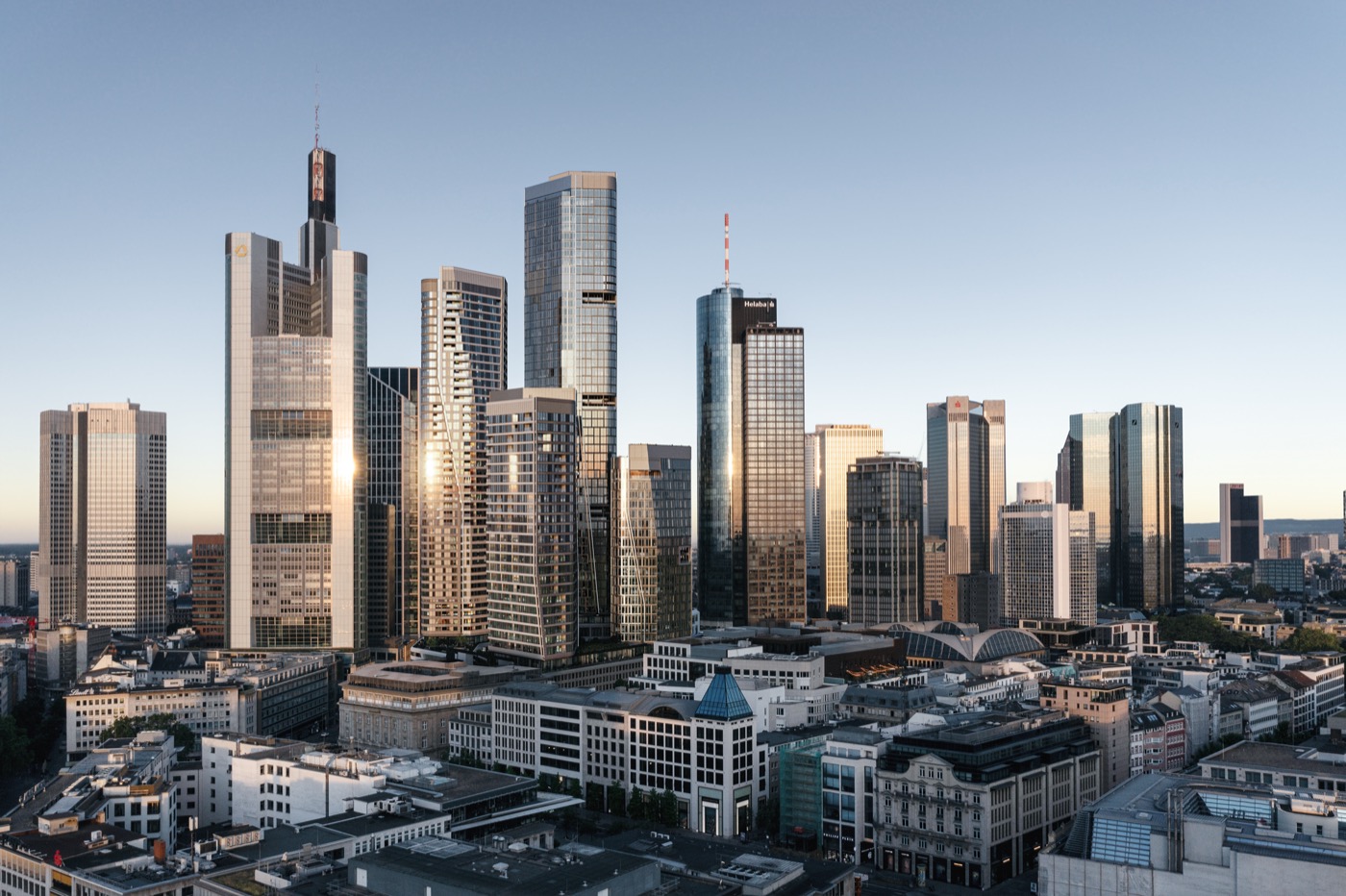 Frankfurter Skyline in der Abendsonne aus Nordosten fotografiert