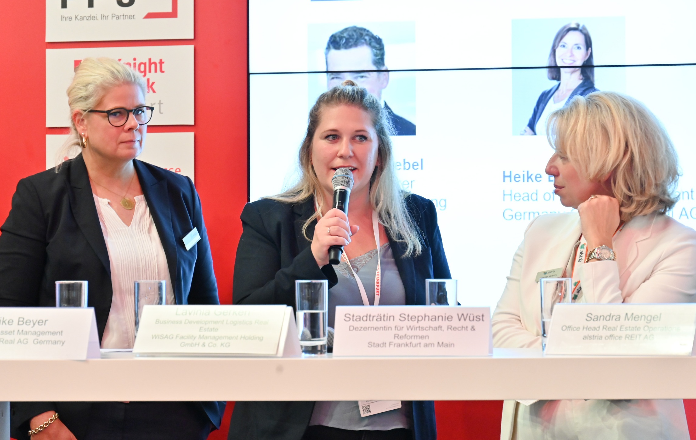 Zu sehen ist der Gemeinschaftsstand auf der EXPO REAL 2022 mit Menschen davor.