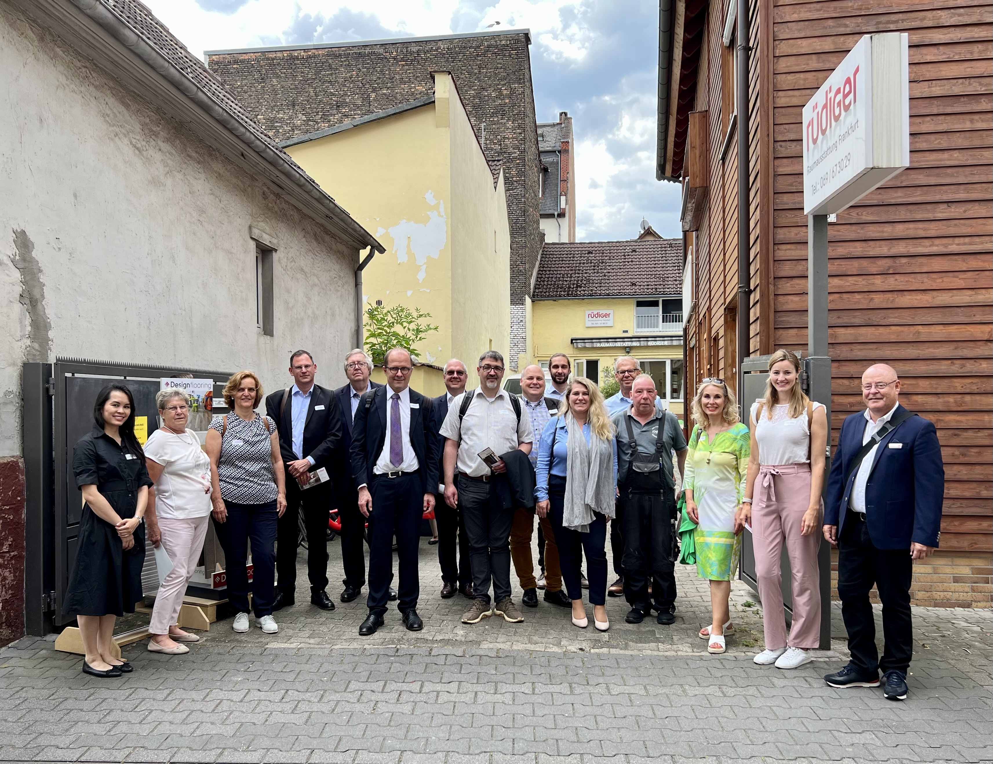 Teilnehmende des 35. Wirtschaftstags in Niederrad vor der Raumausstattung Rüdiger