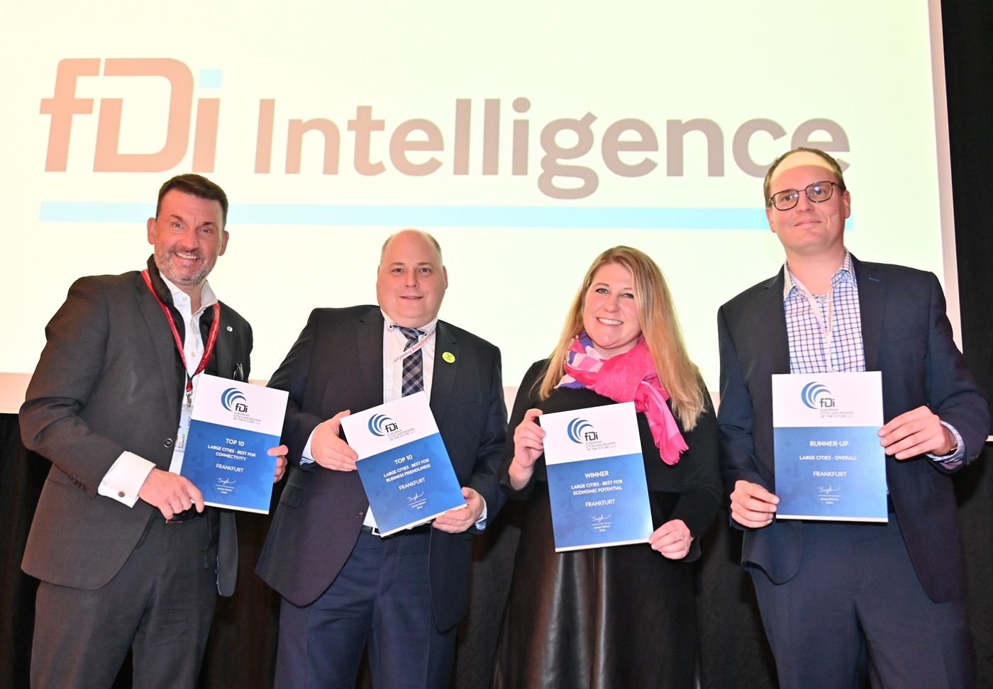 Eric Menges, Geschäftsführer der FrankfurtRheinMain GmbH International Marketing of the Region; Ansgar Roese, Geschäftsführer der Wirtschaftsförderung Frankfurt; Wirtschafsdezernentin Stephanie Wüst; Dr. Stefan Schwaneck, Stadt Frankfurt am Main (vlnr), die auf der fDi Preisverleihung die vier Urkunden für Frankfurt in der Kategorie „Large Cities“ währender der Messe MIPIM 2023 entgegennahmen.