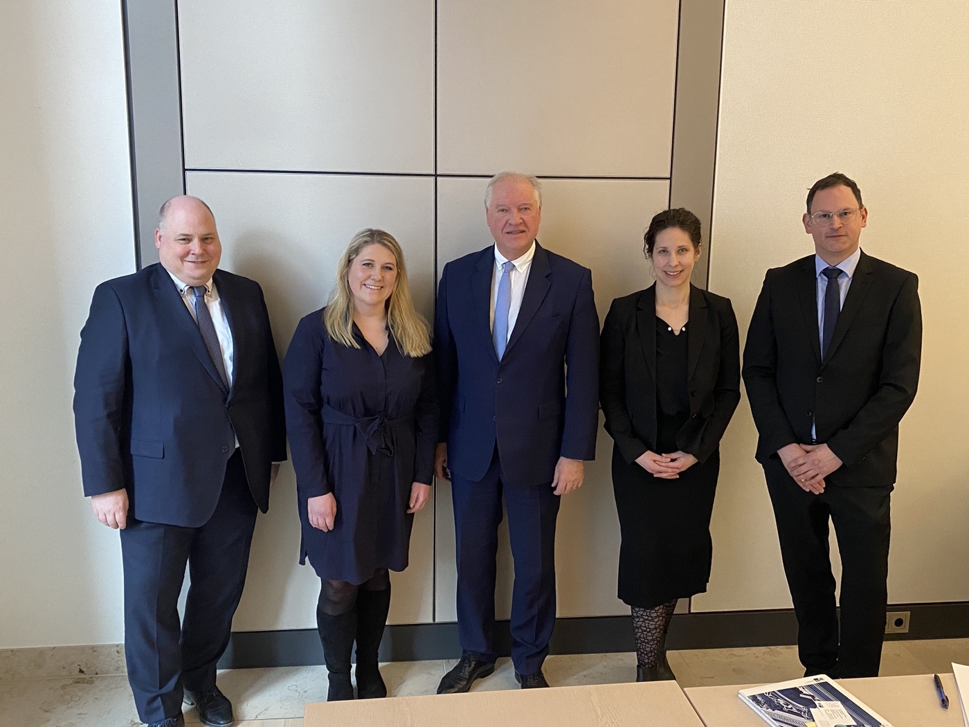 Zu sehen ist ein Gruppenbild mit insgesamt fünf Personen vor einer Wand. Es handelt sich hierbei um Ansgar Roese, Geschäftsführer Wirtschaftsförderung Frankfurt; Wirtschaftsdezernentin Stephanie Wüst; IHK-Präsident Ulrich Caspar; Patricia Borna, Geschäftsführerin Unternehmenskommunikation der IHK Frankfurt; Dr. Alexander Theiss, Geschäftsführer Geschäftsfeld Standortpolitik der IHK Frankfurt. 