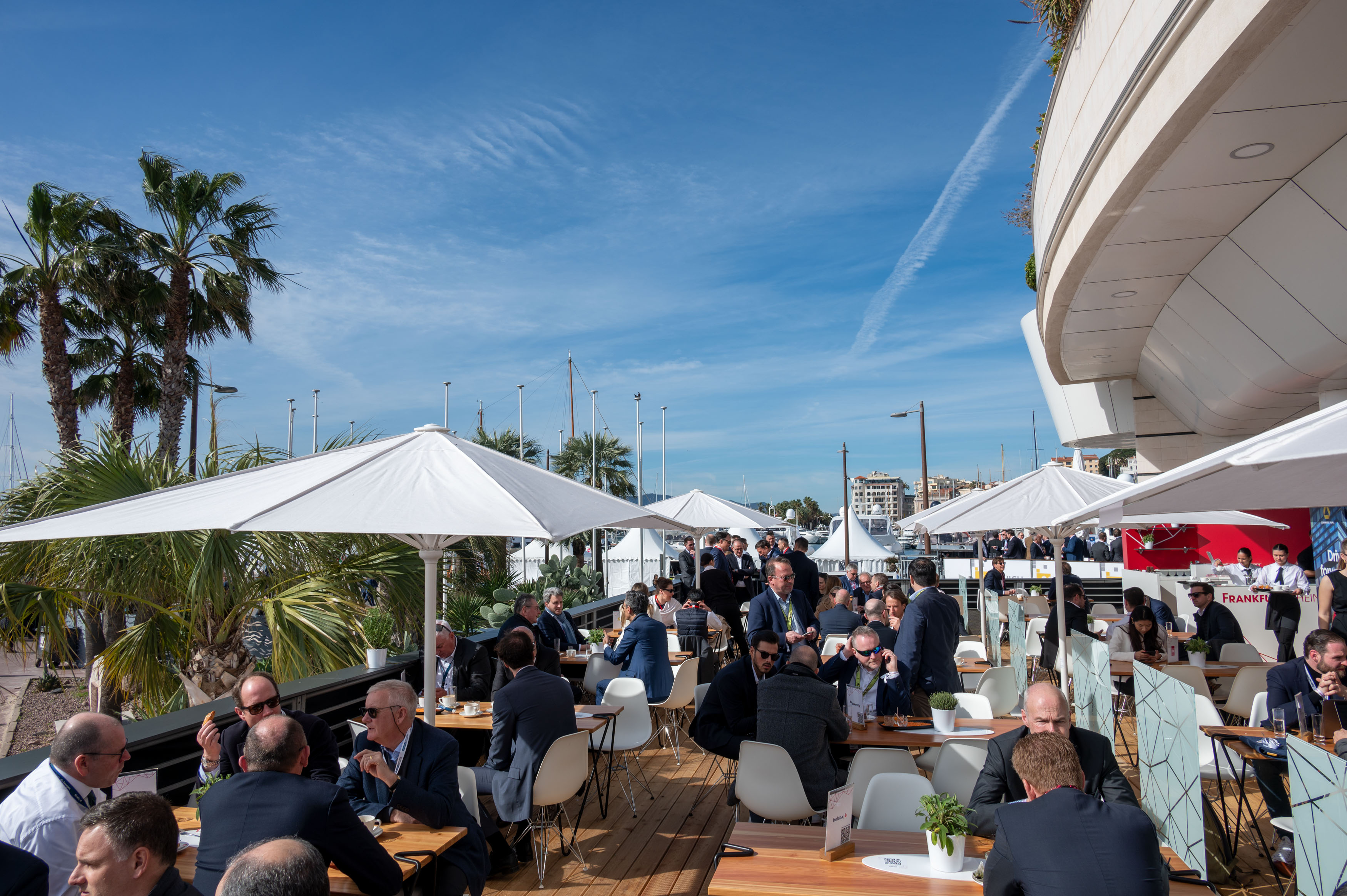 Ein Bild der Außenterrasse des Messestandes Frankfurt RheinMain auf der MIPIM 2023